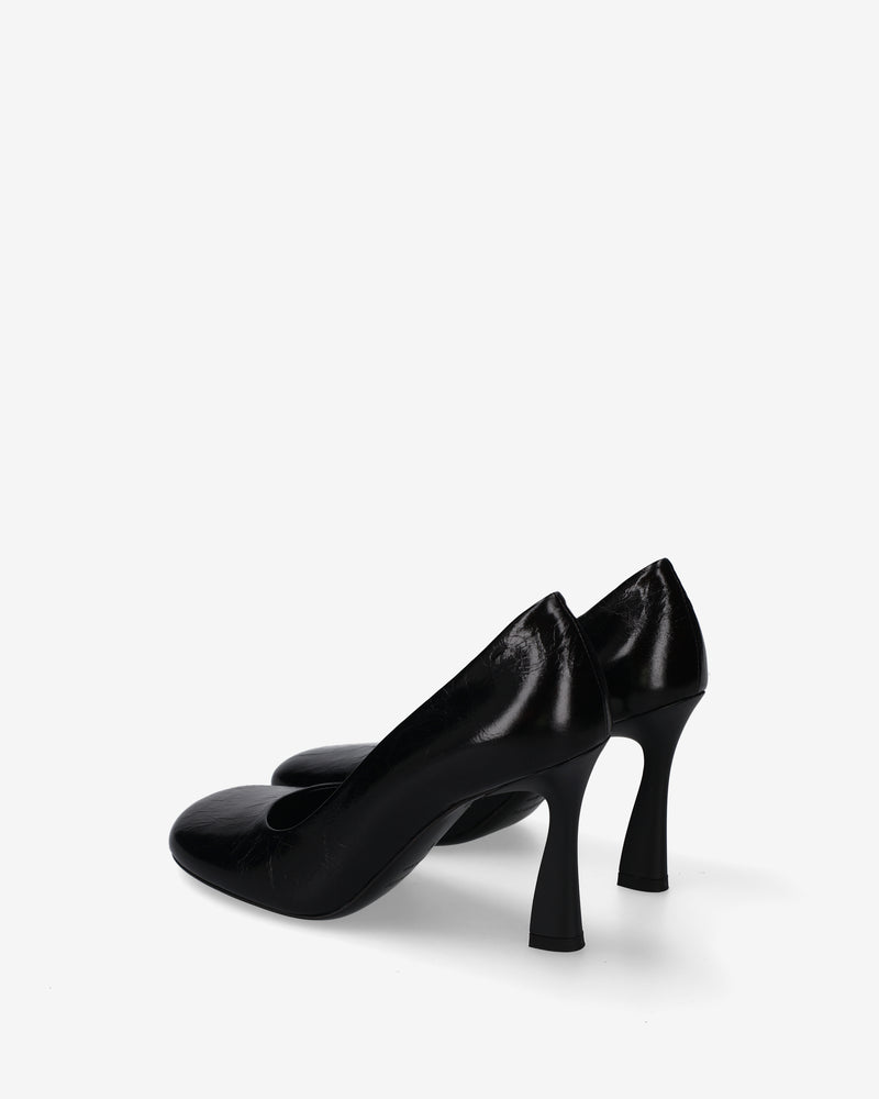 Leather pumps with a sculptural heel